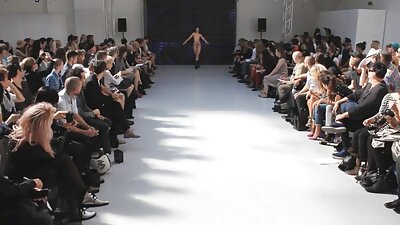 Η αξιολάτρευτη καυτερή κουνάει τον πισινό της ενώ καβαλάει