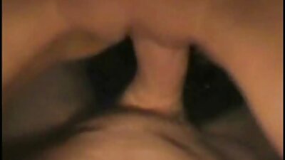 Μικροκαμωμένη κοπέλα με σαλτσάκια κάνει σκληροπυρηνικό σεξ στο πάτωμα