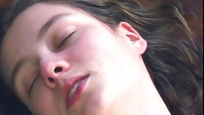 Μια μελαχρινή με όμορφα χείλη σπρώχνει ένα δονητή στο σφιχτό μουνί της