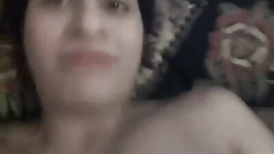 Κοκκινομάλλα κοπέλα που καβαλάει ένα σωστό πουλί στην κουζίνα