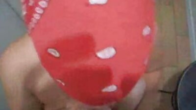Ξανθιά πορνοστάρ με εύκαμπτο σώμα χτυπιέται από μια τσάντα