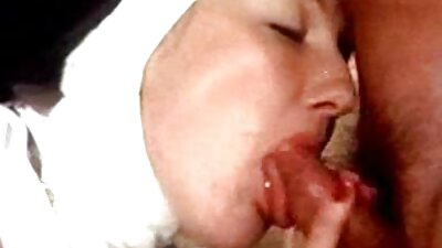 Μια μελαχρινή που έχει μικρά βυζιά κολλάει ένα δονητή στα βρεγμένα μουνί χείλη της