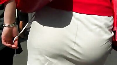 Το μπούστο μιλφ με μεγάλες φουσκωμένες θηλές είναι στον κορσέ της, καμπούρα